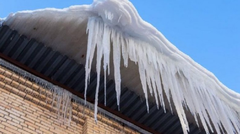 Астанчан предупредили об опасности сосулек и схода снега с крыш зданий