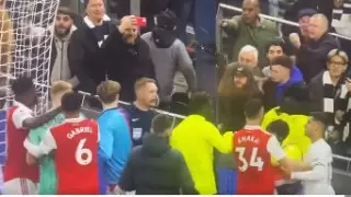 Сцепился с соперником и получил пинок от фаната. На вратаря "Арсенала" напали в Англии