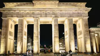 Автомобиль врезался в Бранденбургские ворота в Берлине