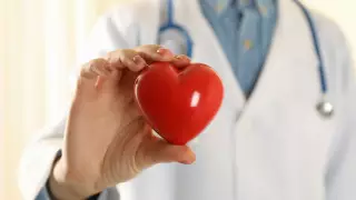 Врач назвал необычные симптомы, сигнализирующие о проблемах с сердцем