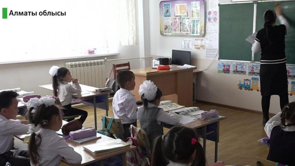В 4 смены учатся дети в селе Алматинской области