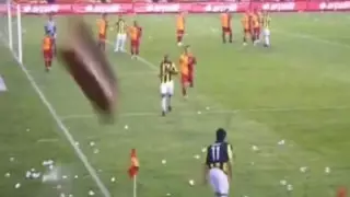 Фанаты в Турции разбушевались и забросали футболиста бутылками