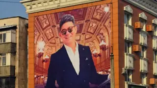 В Алматы демонтируют огромный баннер с фото основателя академии "науки Сюцай"