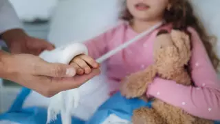 Что делать, если ваш ребенок получил травму в школе: алгоритм действий