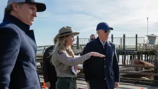 Байден посетил Калифорнию, чтобы оценить ущерб от урагана