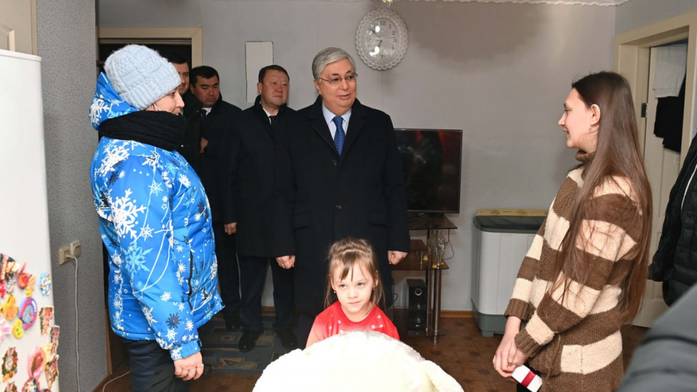 Президент Токаев побывал в квартире одной из жительниц Рудного