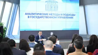 Маулен Ашимбаев и Екатерина Шульман выступили в Школе аналитики