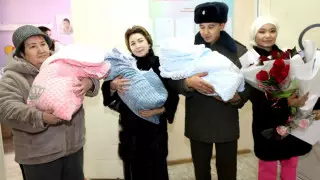 У алматинского пожарного родилась тройня