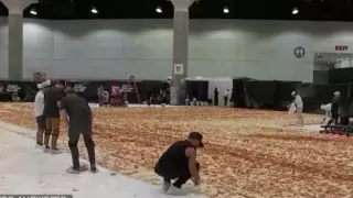 Самую большую в мире пиццу  приготовили в Калифорнии