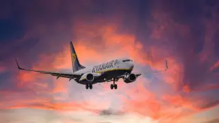 Самолет Ryanair сопровождали истребители после сообщения о бомбе