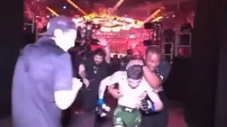 "Закидали бутылками". Чемпион UFC бросил пояс и убежал от разъяренных фанатов