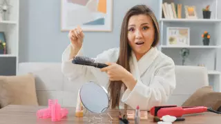 Выпадают волосы: эту безобидную ошибку совершают все