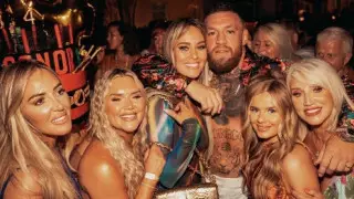 "Пнул ногой в живот и угрожал жизни". Макгрегора обвиняют в нападении