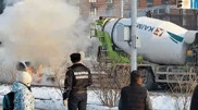 Тушил горящее авто в центре Алматы: водитель бетономешалки восхитил очевидцев