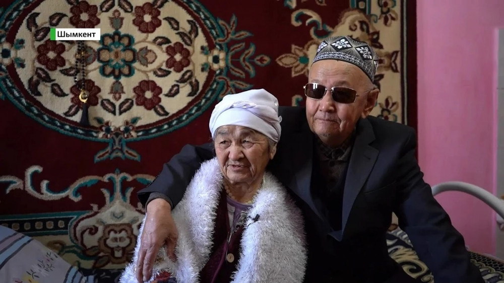 80-летние пенсионеры сыграли свадьбу в доме престарелых Шымкента
