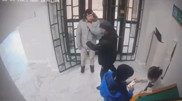 Нападение с ножом на посетителей банка попало на видео в Актау