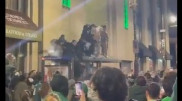 "Они пробили стеклянный навес". Фанаты в США рухнули с крыши автобусной остановки