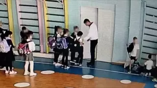 "Толкнул и накричал". Учителя уволили после видео с жалобой в Астане