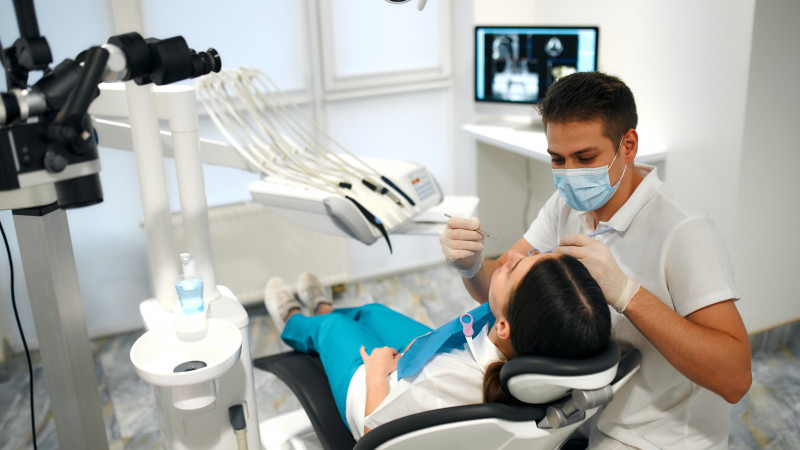 Чем отличается бесплатное лечение зубов от платного