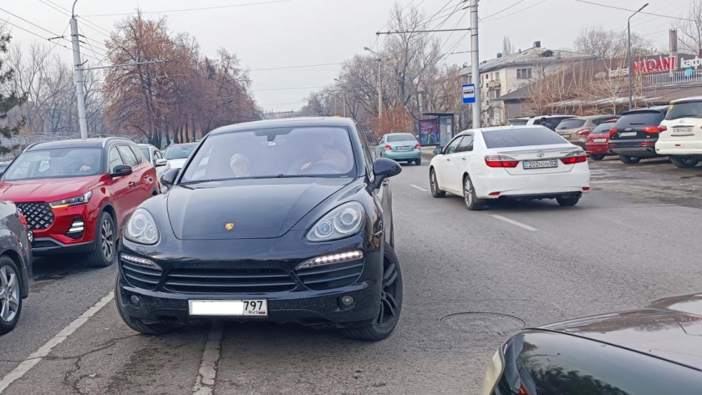 Алматинский водитель проучил любителя езды по встречке на Porsche Cayenne