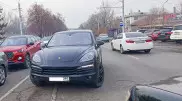 Алматинский водитель проучил любителя езды по встречке на Porsche Cayenne