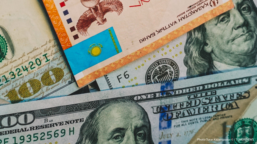 Установлены официальные курсы доллара, рубля и евро на выходные