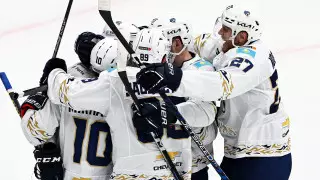 Рождение сына: казахстанец из "Барыса" забил гол фавориту КХЛ и "убаюкал" клюшку