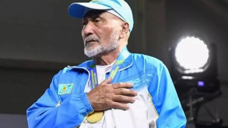 73-летний казахстанец-пауэрлифтер повторил мировой рекорд