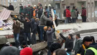 14 волейболисток и футбольная команда оказались под завалами в Турции