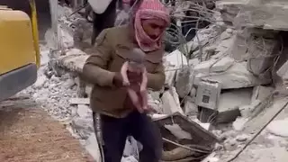 Новорожденного малыша вытащили из-под обломков в Сирии