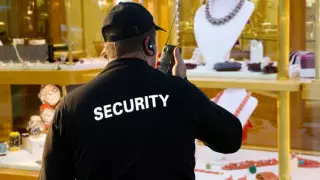 "Уберите телефон, покажите сумку". Что можно и чего нельзя охраннику в Казахстане