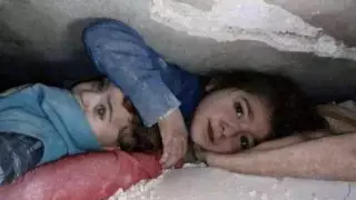 7-летняя девочка почти сутки защищала брата под завалами. Видео облетело весь мир