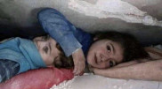 7-летняя девочка почти сутки защищала брата под завалами. Видео облетело весь мир