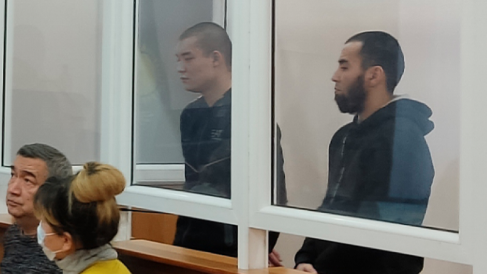Обвиняемые в убийстве Руслан Кожантаев и Турлан Амангельды на скамье подсудимых. © uralskweek.kz