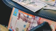 Курс доллара опустился до 450 тенге