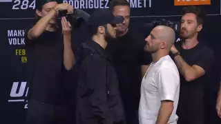 Махачев и Волкановски пощупали друг друга во время дуэли взглядов