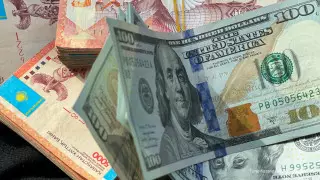 Установлены официальные курсы доллара, рубля и евро на выходные