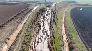 Гигантский разлом засняли после землетрясения в турецкой провинции Хатай