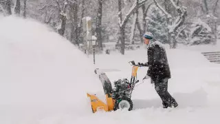 Куда жаловаться на плохую уборку снега во дворах Алматы