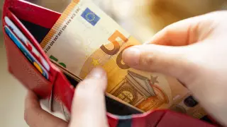 Названы официальные курсы доллара, рубля и евро на 15 февраля