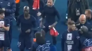 Фанаты негодуют. Серхио Рамос грубо обошелся с пожилым фотографом после матча ЛЧ