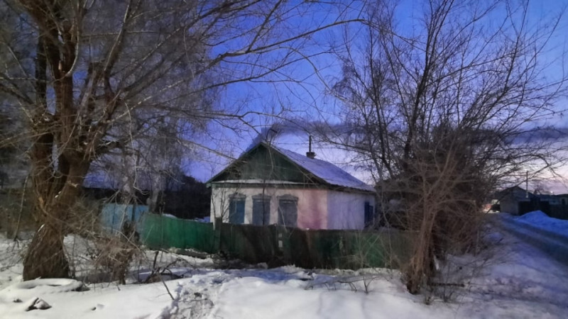 Дом, где произошло ЧП. Сзади - труба ЭТЭЦ. Фото Рустема Сыздыкова/lifepvl.kz