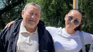 Баян Максаткызы не сдержала слез, отвечая на вопрос об отце