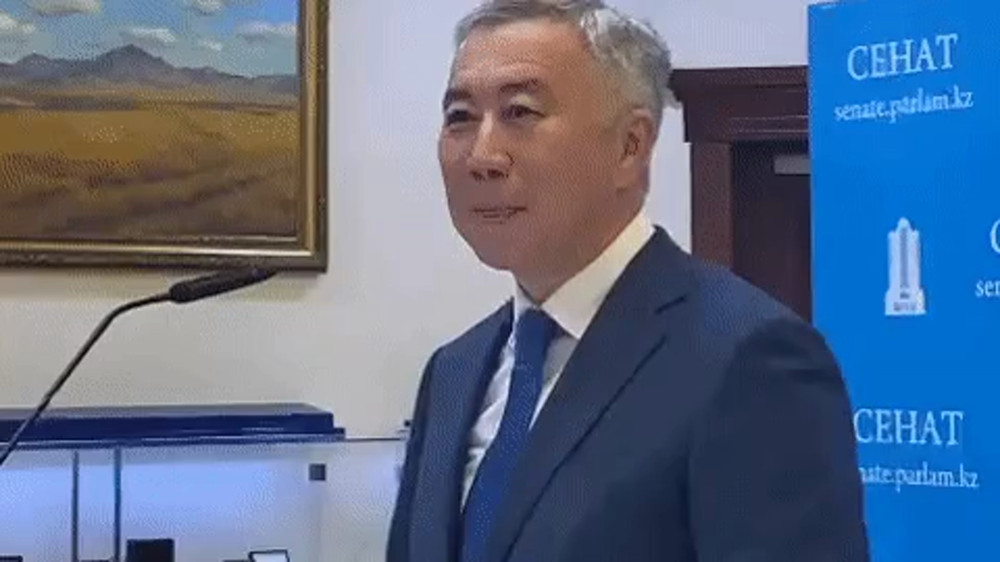 "Что-то не так?" Вице-премьер рассмешил журналистов своим ответом про костюм