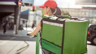 "Мы даже оштрафовать их не можем" - аким Досаев о доставщиках еды