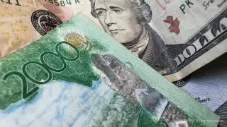 Почему тенге укрепляется к доллару и рублю, рассказали экономисты