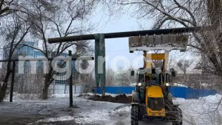 Грузовик оборвал газовую трубу в центре Уральска