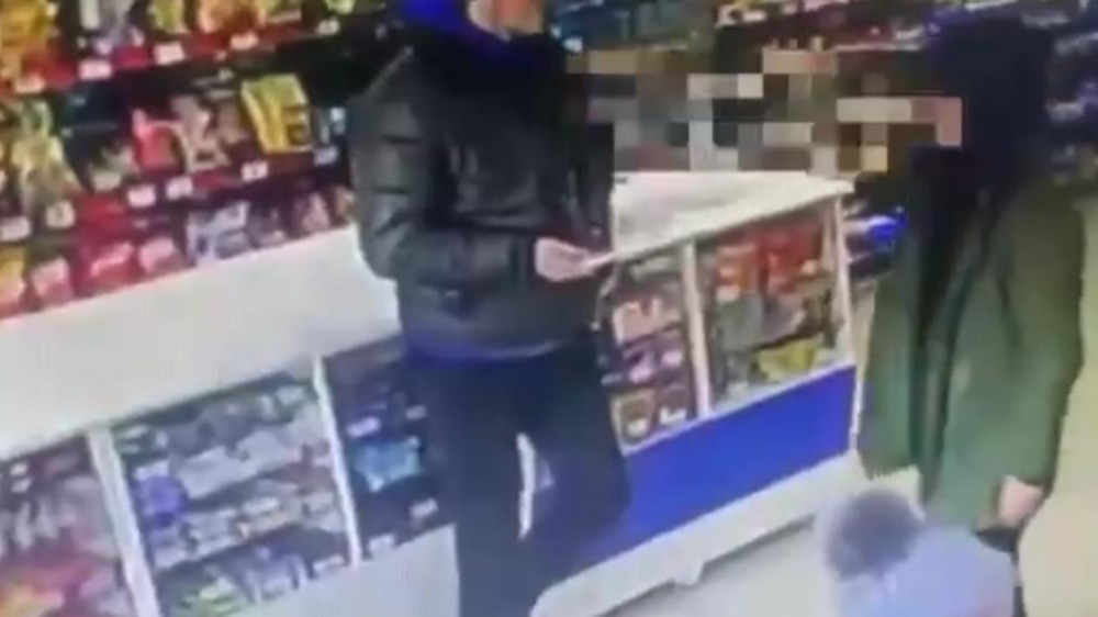 Кража терминала из магазина попала на видео в Уральске