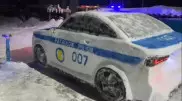 Казахстанец слепил из снега полицейский автомобиль