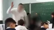 "Раздавлю сейчас". Недопустимое поведение учителя сняли на уроке школьники в Актау